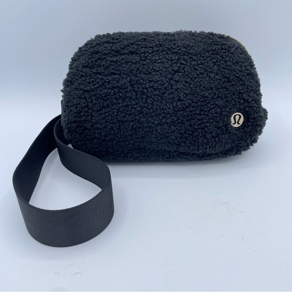 Lululemon 2L Sherpa Crossbody Belt Bag Black/Gold - Picture 1 of 16